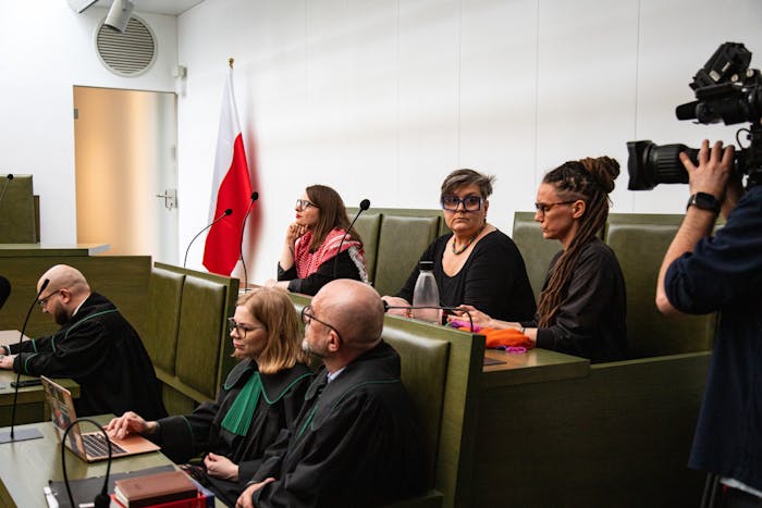 Het Poolse hooggerechtshof sprak op 28 maart 2023 de mensenrechtenverdedigers Elzbieta, Joanna en Anna definitief vrij. In juli 2020 werden ze aangeklaagd wegens ‘het beledigen van religieuze gevoelens’. De drie vrouwen hadden posters verspreid met daarop een afbeelding van de maagd Maria met een halo in regenboogkleuren, het internationale lhbti-symbool.