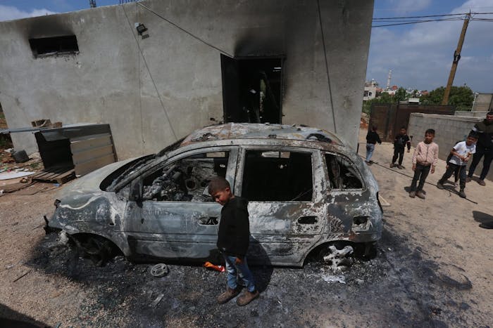 Een blik op een zwaar beschadigde auto terwijl kolonisten naar verluidt op 14 april 2024 Palestijnse huizen en voertuigen in de stad Qusra in Nablus, Westelijke Jordaanoever in brand staken.