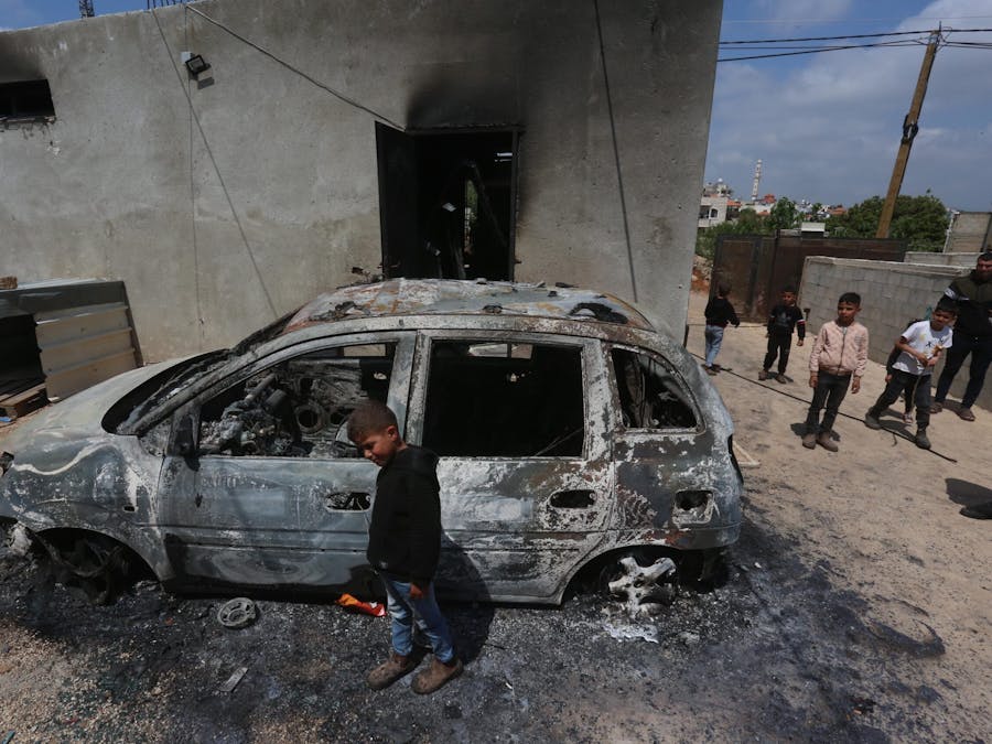 Een blik op een zwaar beschadigde auto terwijl kolonisten naar verluidt op 14 april 2024 Palestijnse huizen en voertuigen in de stad Qusra in Nablus, Westelijke Jordaanoever in brand staken.