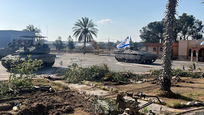 Israëlische tanks zetten op 7 mei 2024 een grondoffensief in bij Rafah, in de Gazastrook. Israël moet de veiligheid van de burgers garanderen.