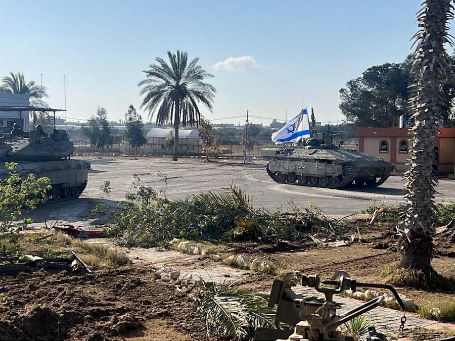 Israëlische tanks zetten op 7 mei 2024 een grondoffensief in bij Rafah, in de Gazastrook. Israël moet de veiligheid van de burgers garanderen.