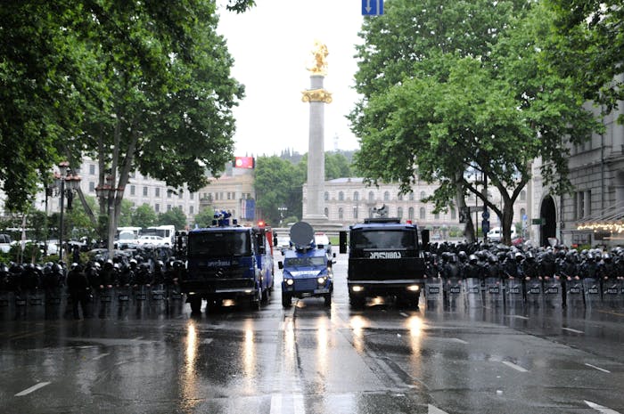 Politie in Tbilisi, Georgië, waar massale vreedzame demonstraties plaatsvinden vanwege het wetsvoorstel 'buitenlandse invloed'