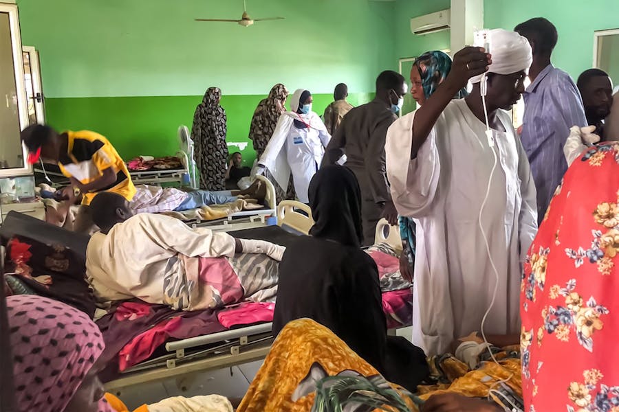 Een overvolle afdeling van een ziekenhuis in Al-Fashir in de Soedanese regio Noord-Darfur, waar meerdere mensen gewond zijn geraakt bij aanhoudende gevechten daar.
