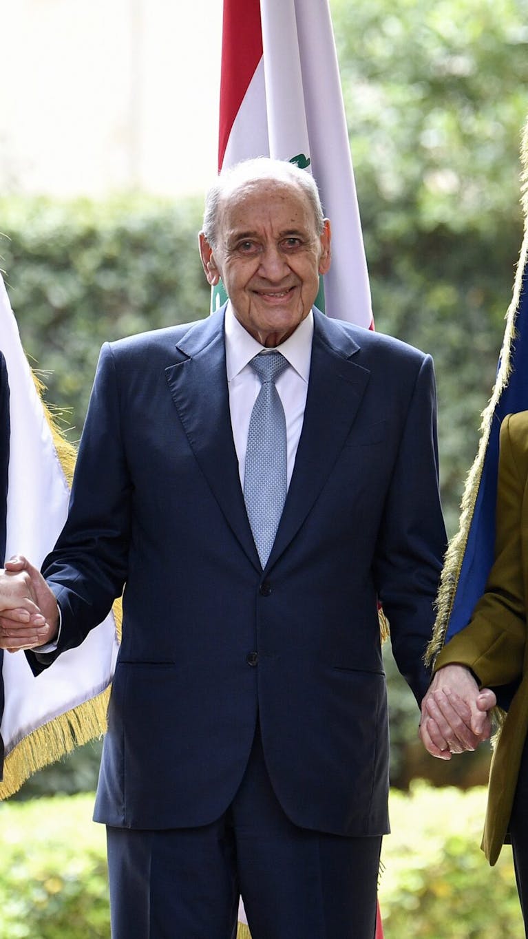 Libanese parlementsvoorzitter Nabih Berri (C) schudt de hand van de Cypriotische president Nikos Christodoulides (L) en de voorzitter van de Europese Commissie Ursula von der Leyen (R) vóór hun ontmoeting in Beiroet, Libanon, 2 mei 2024.