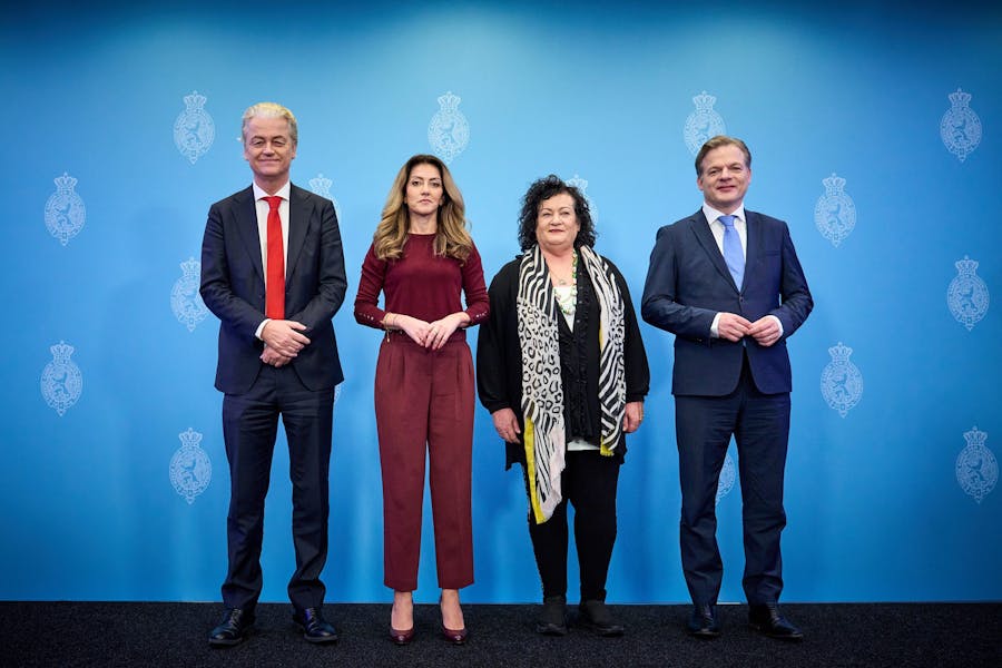 Den Haag, 16 mei 2024 - Geert Wilders (PVV), Dilan Yesilgoz (VVD), Caroline van der Plas (BBB) en Pieter Omtzigt (NSC) presenteerden het hoofdlijnenakkoord in de Tweede Kamer.