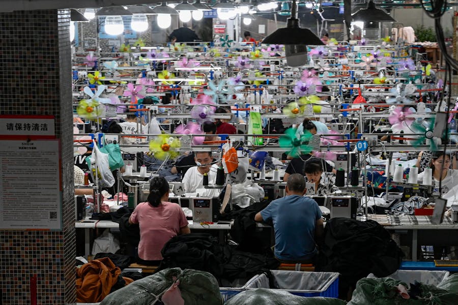 Arbeiders in een fabriek die kleding levert aan e-commercebedrijf SHEIN in Guangzhou in de Zuid-Chinese provincie Guangdong.