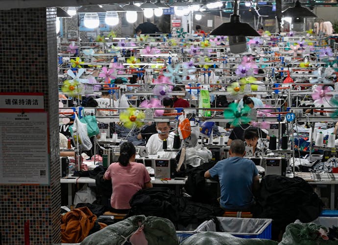 Arbeiders in een fabriek die kleding levert aan e-commercebedrijf SHEIN in Guangzhou in de Zuid-Chinese provincie Guangdong.