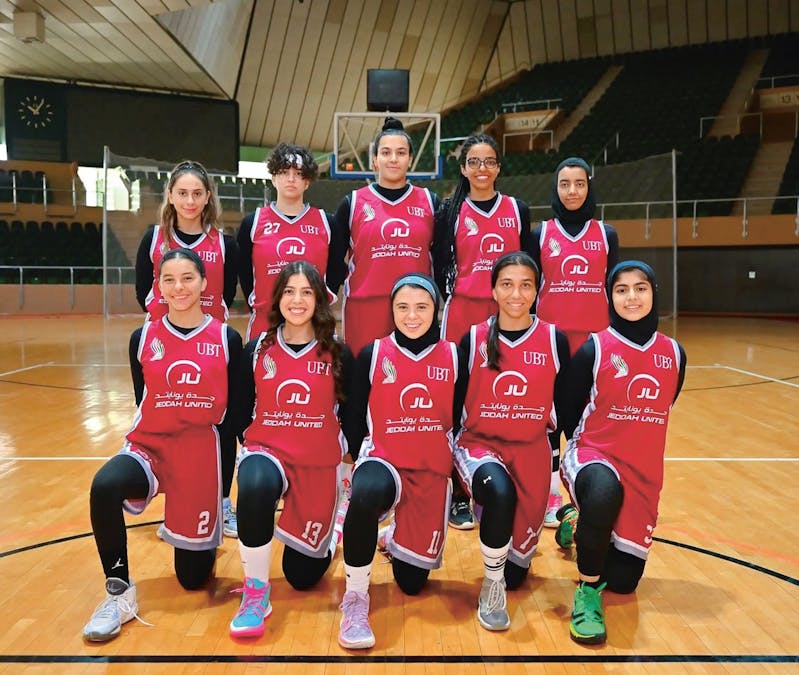Een basketbalteam van Jeddah United. Tot enkele jaren geleden was sport voor vrouwen nog officieel verboden in Saudi-Arabië, inmiddels is ook het dragen van een hoofddoek niet meer verplicht.