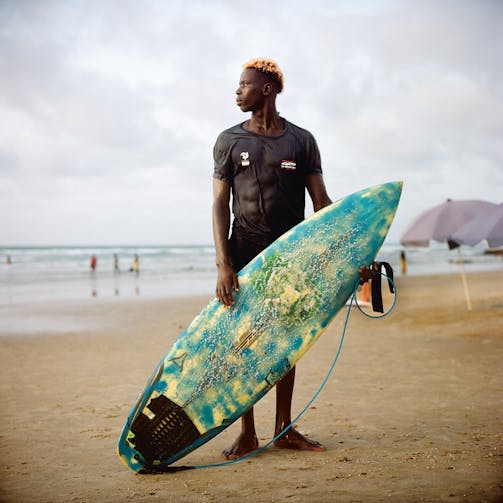 Fallou Bousso is een professioneel surfer. Senegal is een internationaal opkomende surfbestemming en kent inmiddels ook een lokale scene.