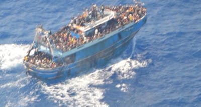 Wrak van de Adriana. Er is volgens Amnesty International en Human Right Watch nog maar weinig vooruitgang geboekt bij het onderzoek naar de schipbreuk voor de kust van het Griekse stadje Pylos op 14 juni 2023. Hierbij kwamen honderden vluchtelingen om het leven.