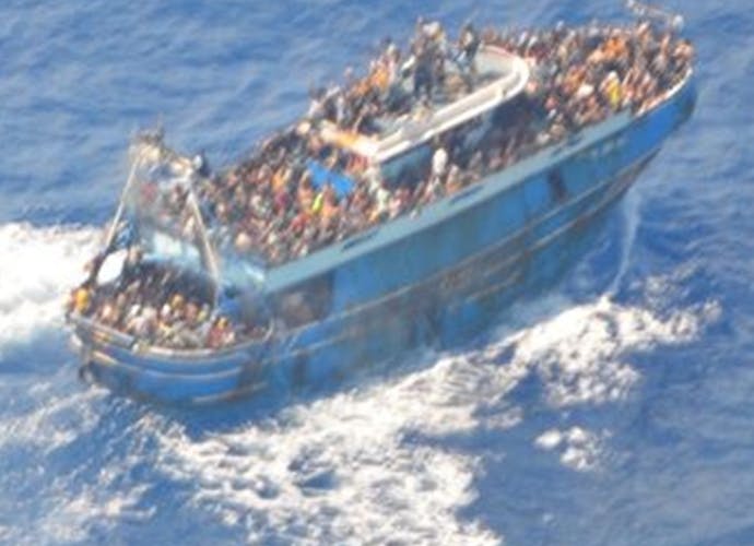 Wrak van de Adriana. Er is volgens Amnesty International en Human Right Watch nog maar weinig vooruitgang geboekt bij het onderzoek naar de schipbreuk voor de kust van het Griekse stadje Pylos op 14 juni 2023. Hierbij kwamen honderden vluchtelingen om het leven.