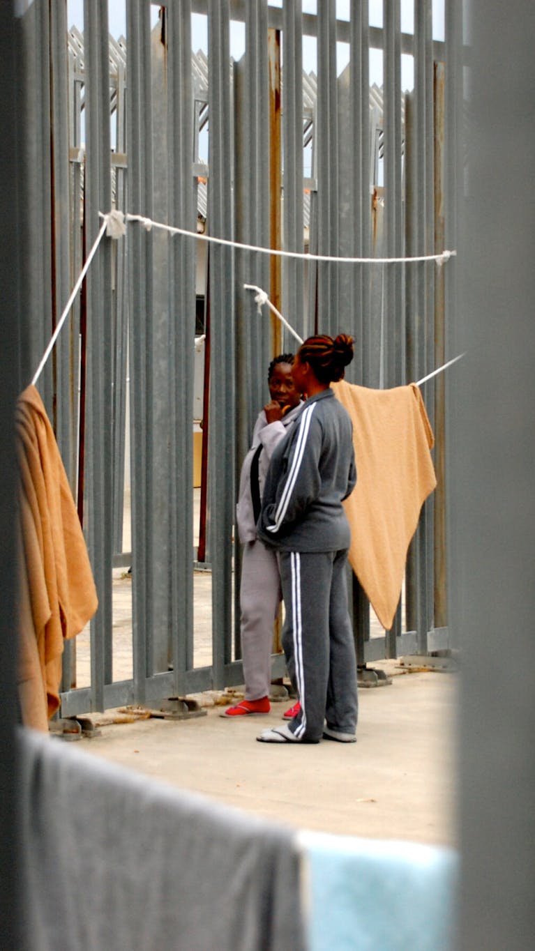 Vrouwelijke migranten in detentiecentrum Ponte Galeria vlakbij Rome.