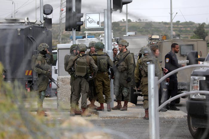 Israëlische militairen houden de wacht nabij Hebron op de bezette Westelijke Jordaanoever, 21 april 2024