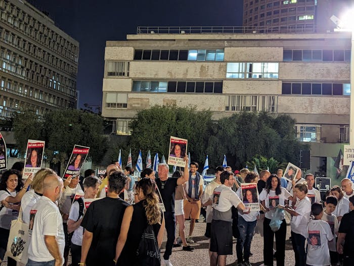 Demonstranten in TEl Aviv roepen op tot vrijlating gijzelaars Hamas in januari 2024.