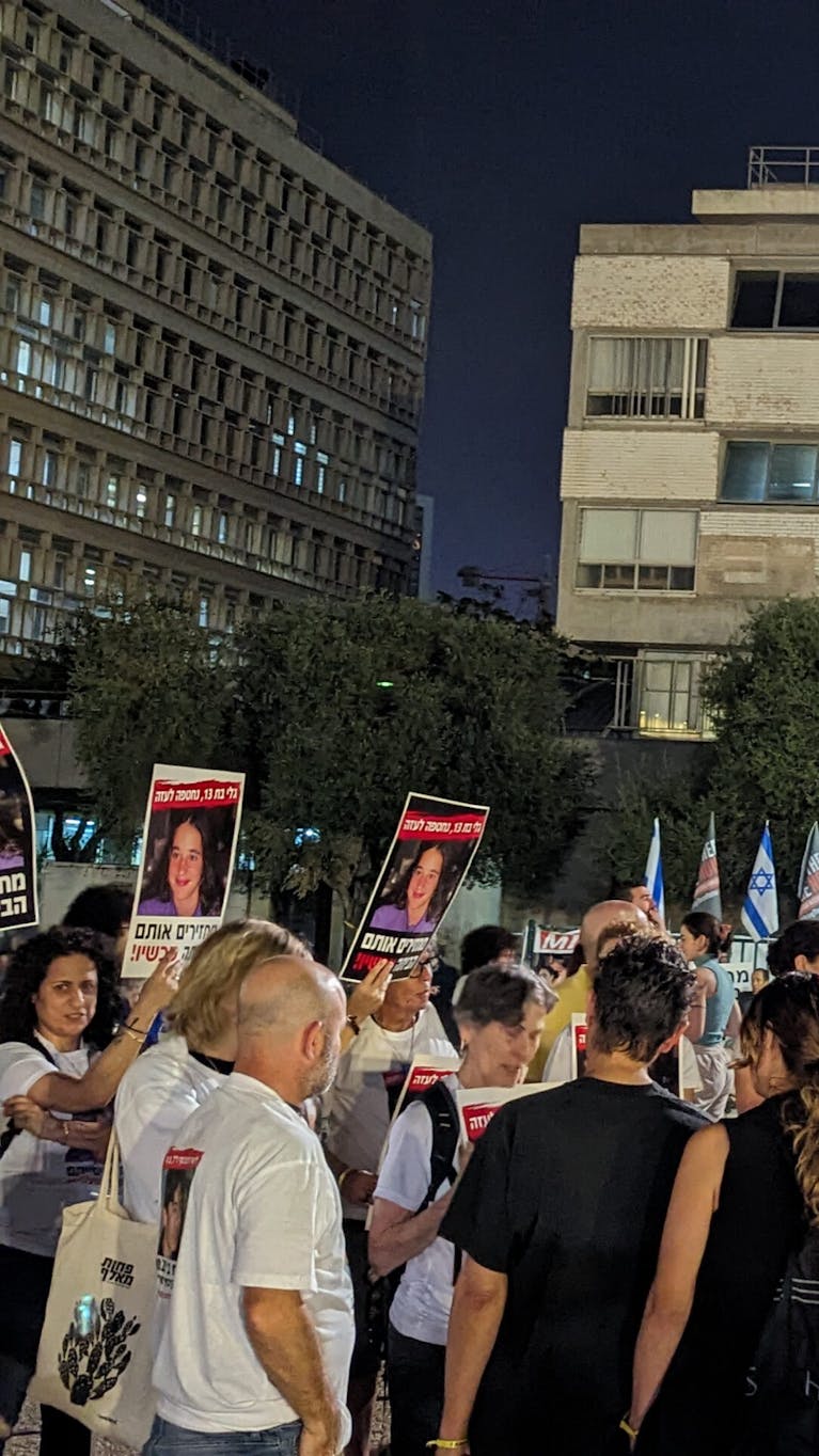Demonstranten in TEl Aviv roepen op tot vrijlating gijzelaars Hamas in januari 2024.