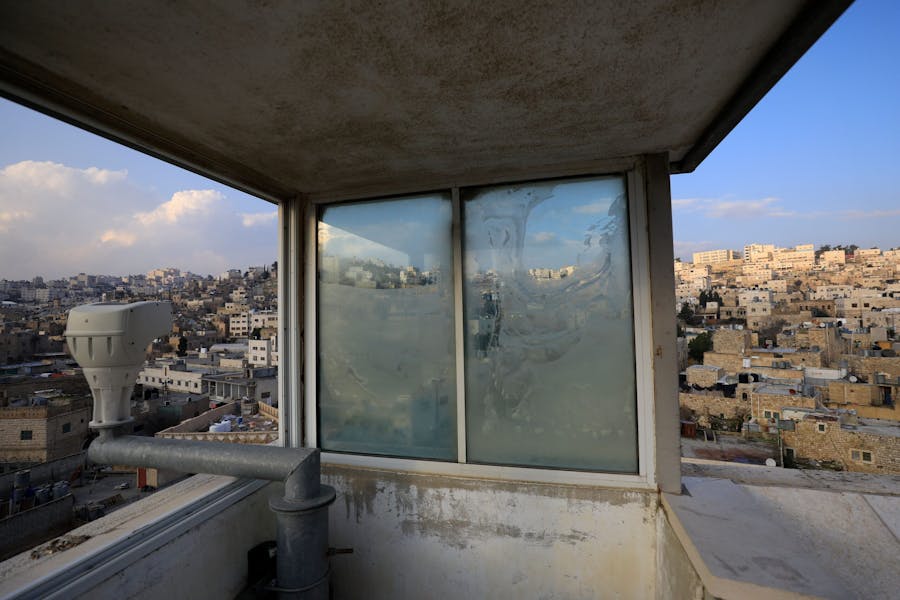 Surveillancecamera in Hebron op de bezette Westbank.