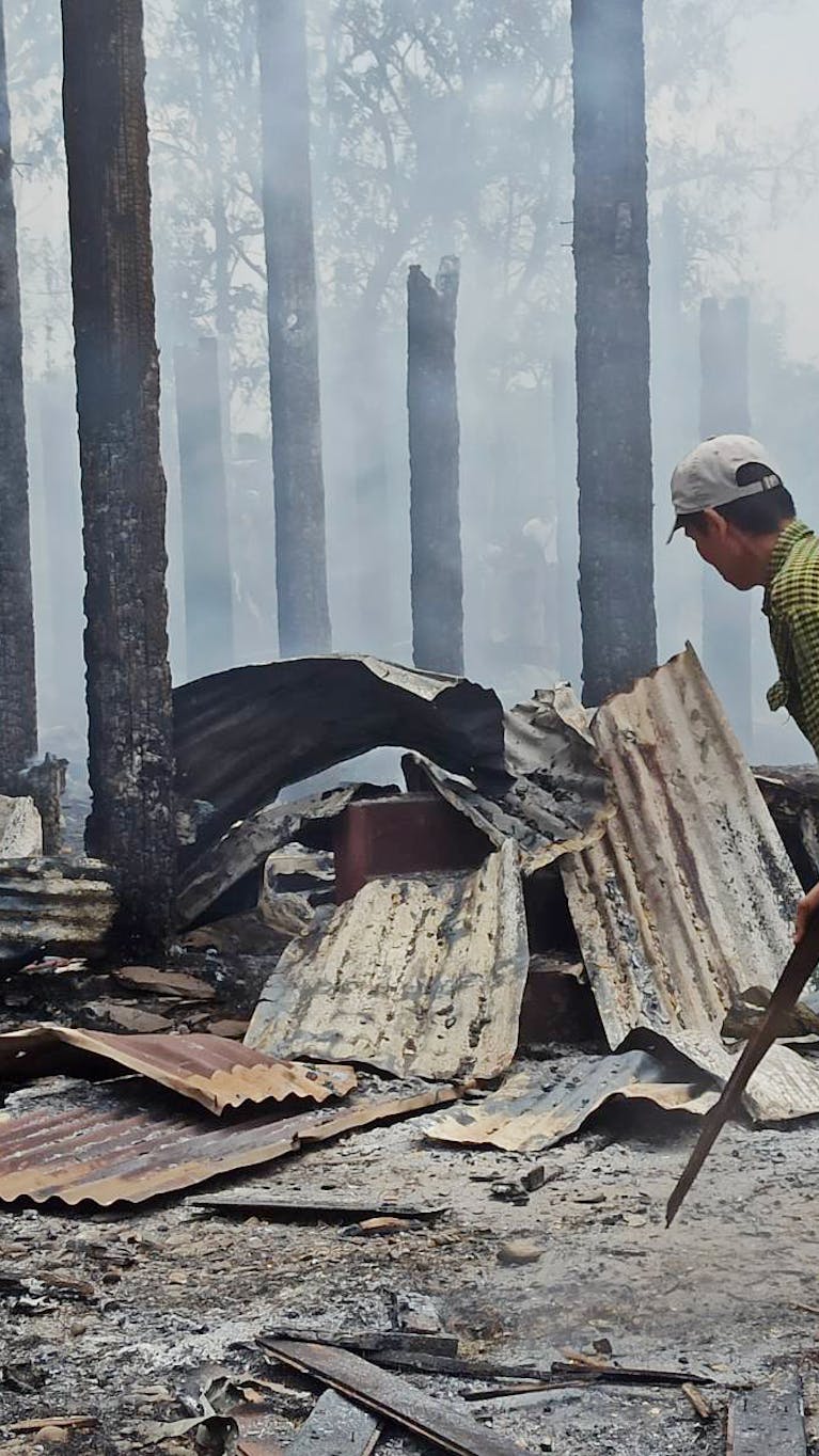 Na de bominslag bij het klooster van Magway, Myanmar.