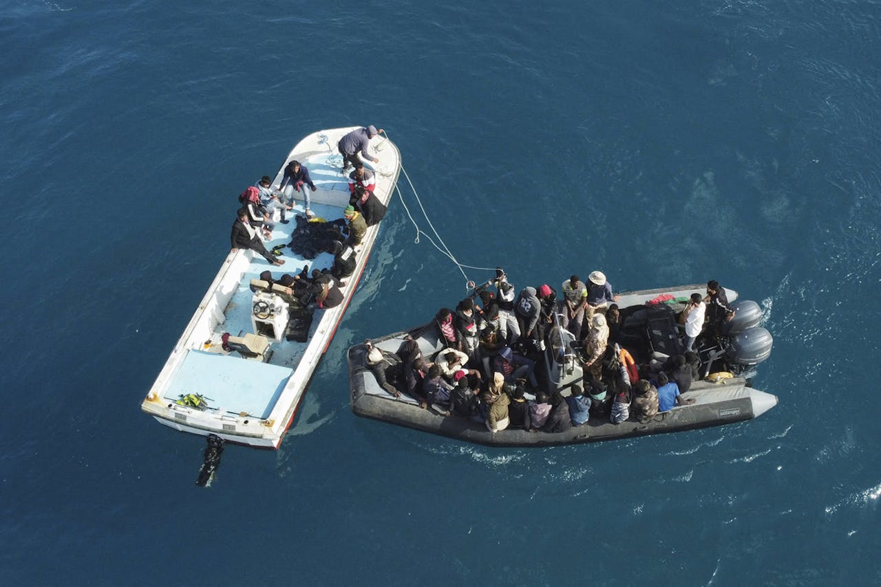 Overlevenden van een schipbreuk waarbij elf mensen verdronken die onderweg waren naar Europa, worden door de Libische kustwacht naar de haven teruggebracht, april 2023.