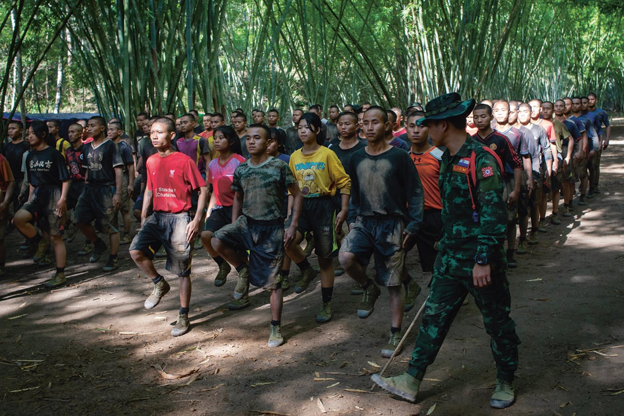 Training van de gewapende verzetsgroep in Karenni. In totaal bestaat de Karenni Nationalities Defence Force uit zeker zevenduizend strijders. © THU MYAE/GETTY