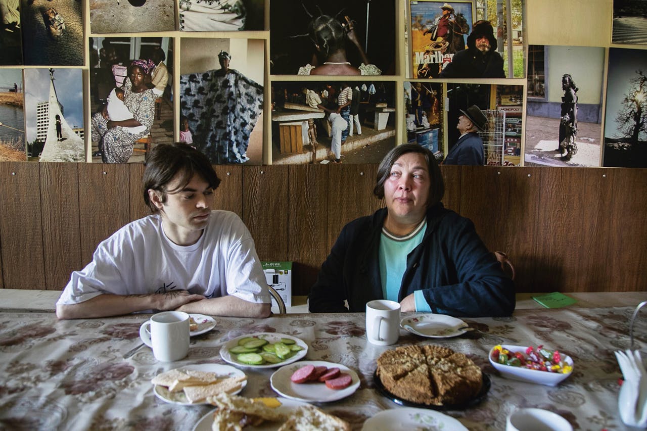Olga Gasimova aan de eettafel met lekkernijen die Vital Zharkov (links) van Volunteers Tblisi heeft meegenomen.