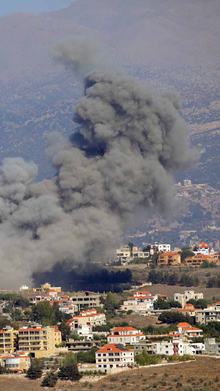 Rook stijgt op boven Khiam, te midden van aanhoudende grensoverschrijdende vijandelijkheden tussen Hezbollah en Israëlische strijdkrachten, gezien vanuit Marjayoun, vlakbij de grens met Israël, 25 september 2024.