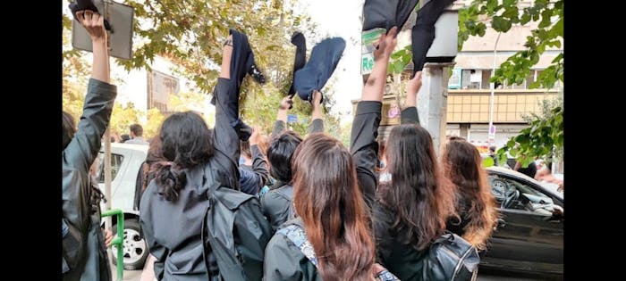 Studenten in Iran protesteren tegen de verplichte hoofddoek