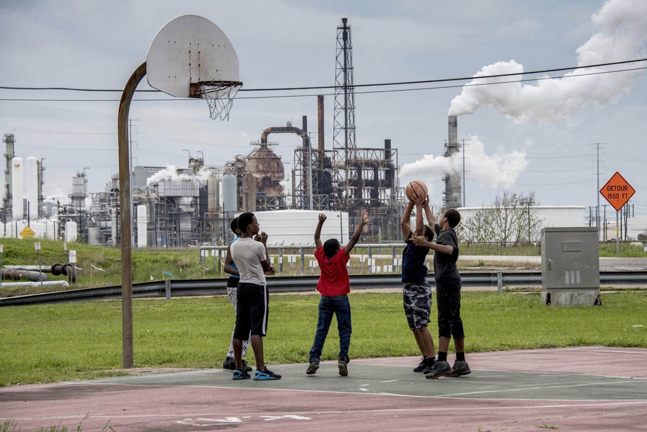 Speelveldje naast een vervuilende raffinaderij die mede door ING is gefinancieerd in Port Arthus, Texas.