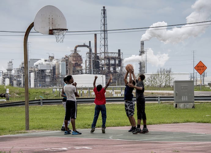 Speelveldje naast een vervuilende raffinaderij die mede door ING is gefinancieerd in Port Arthus, Texas.