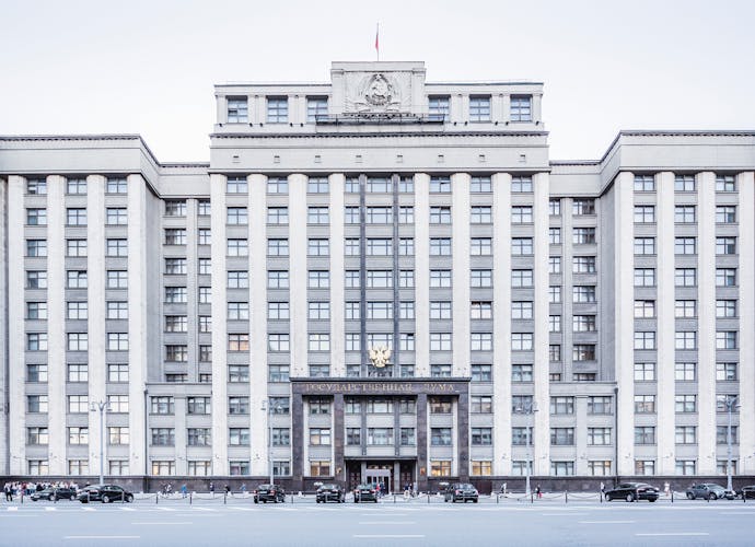 De Staatsdoema (het Russische parlement) in Moskou stemde meerdere keren voor de verruiming van de buitenlandse agent-wet. Zo kan sinds eind 2020 ieder individu op de zwarte lijst geplaatst worden.