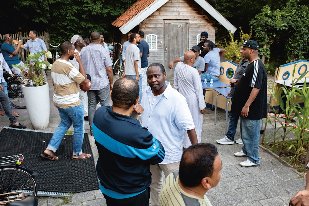 In het buurthuis in Groningen kunnen families samenkomen, terwijl ze angstig afwachten of hun familieleden in Soedan nog leven. Zelf met hen contact opnemen is niet mogelijk.