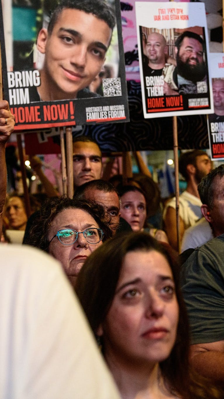 Ruim 100.000 Israëli’s demonstreerden met de families van de gijzelaars tegen premier Benjamin Netanyahu en eisten een onmiddellijke deal en een staakt-het-vuren