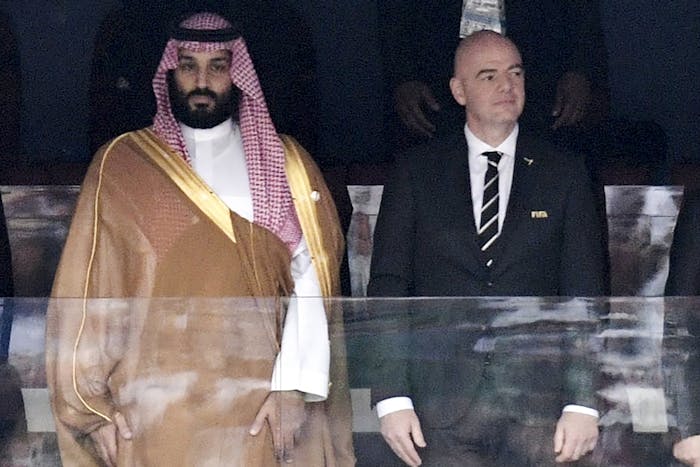 Kroonprins Mohammed bin Salman van Saoedi-Arabië (links) en FIFA-president Gianni Infantino staan ​​voor het volkslied voorafgaand aan de wedstrijd tussen Rusland en Saudi-Arabië die op 14 juni 2018 het WK voetbal 2018 opende in het Loezjniki-stadion in Moskou, Rusland.