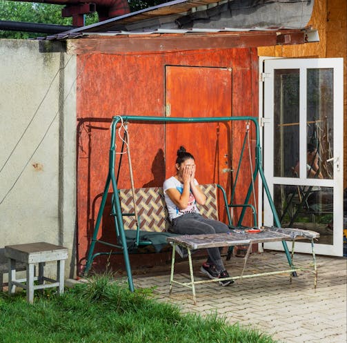 Elisabeta C. (41) is een Romavrouw uit een klein dorp bij Brasov, Roemenië. Ze werd zeventien jaar dagelijks mishandeld door haar man Dancu, tot ze hem uit zelfverdediging doodsloeg met een hamer. De rechter veroordeelde haar tot zeven jaar cel, na vijf jaar en vier maanden kwam ze vrij. Nu werkt ze in een banketbakkerij.