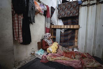 Walaa, een ontheemde Palestijnse vrouw, met haar baby in een opvanglocatie van hulporganisatie UNRWA in Rafah, januari 2024. Ze beviel eerder die maand op de grond tussen twee tenten van een vluchtelingenkamp in Gaza. © Loay Ayyoub/Getty