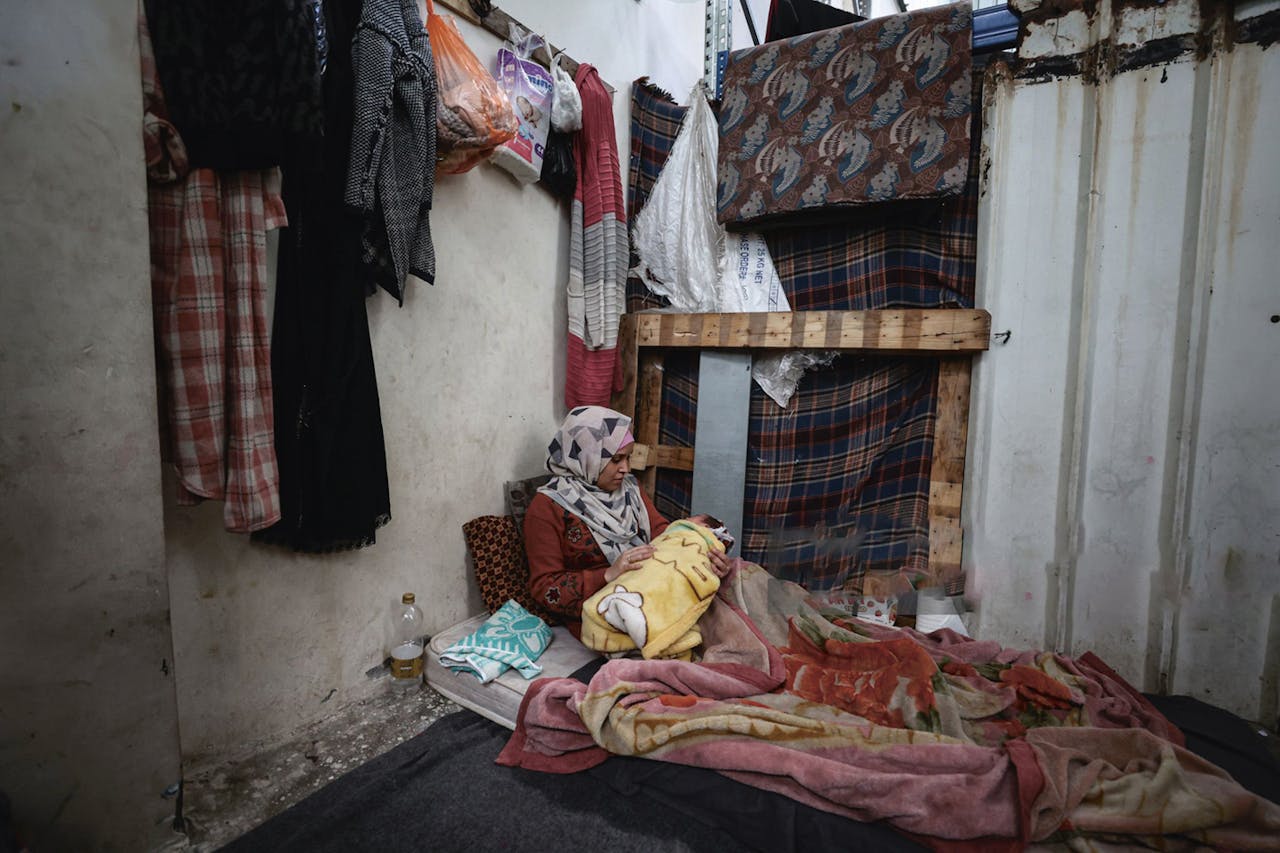 Walaa, een ontheemde Palestijnse vrouw, met haar baby in een opvanglocatie van hulporganisatie UNRWA in Rafah, januari 2024. Ze beviel eerder die maand op de grond tussen twee tenten van een vluchtelingenkamp in Gaza. © Loay Ayyoub/Getty