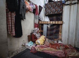 Walaa, een ontheemde Palestijnse vrouw, met haar baby in een opvanglocatie van hulporganisatie UNRWA in Rafah, januari 2024. Ze beviel eerder die maand op de grond tussen twee tenten van een vluchtelingenkamp in Gaza. © Loay Ayyoub/Getty