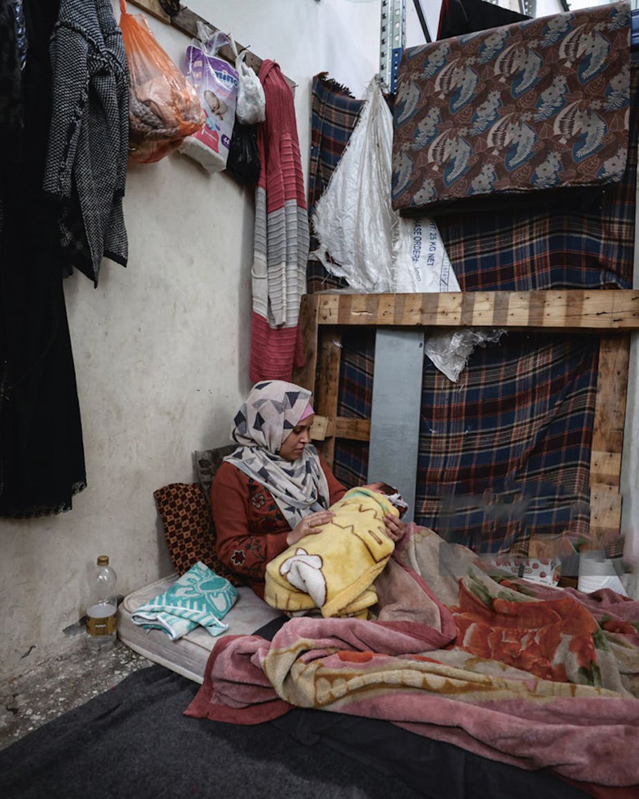 Walaa, een ontheemde Palestijnse vrouw, met haar baby in een opvanglocatie van hulporganisatie UNRWA in Rafah, januari 2024. Ze beviel eerder die maand op de grond tussen twee tenten van een vluchtelingenkamp in Gaza. © Loay Ayyoub/Getty