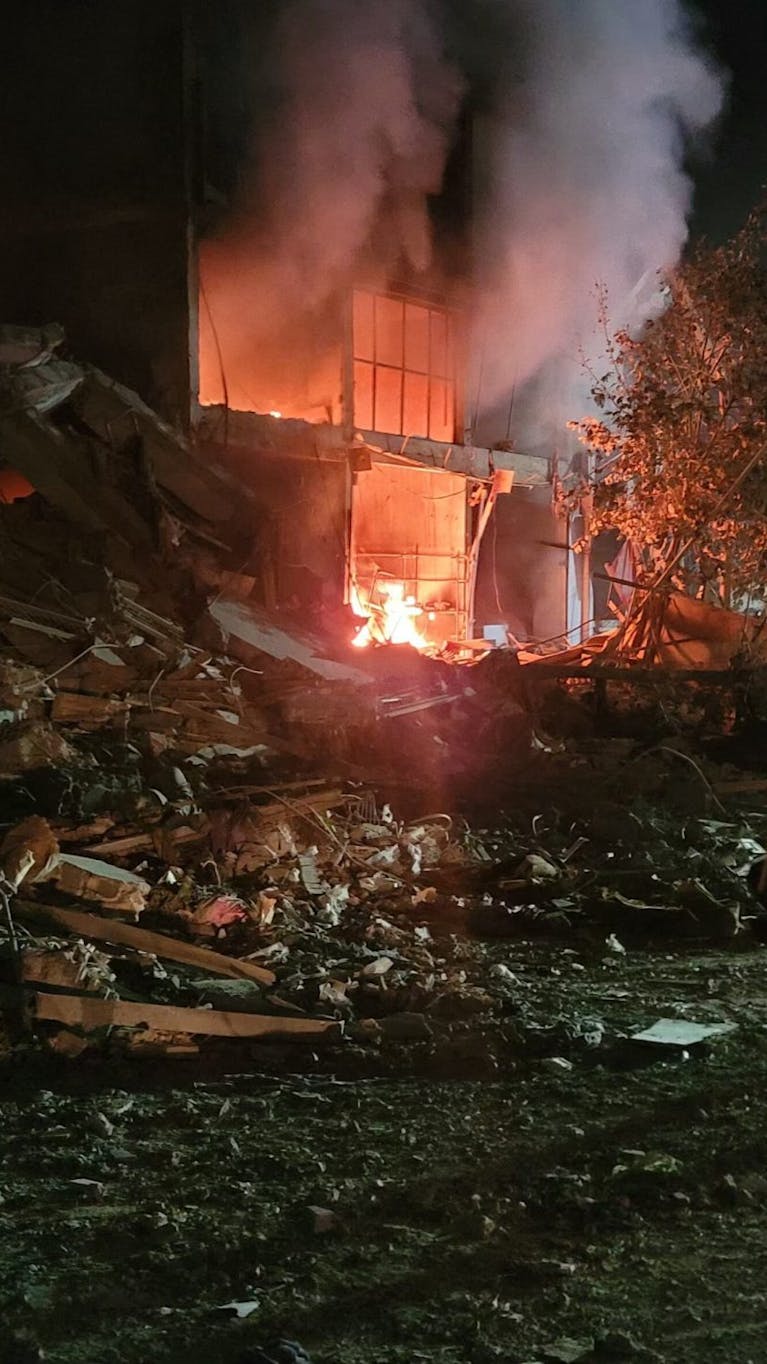 Brand na een Israëlische luchtaanval op de markt van de Zuid-Libanese stad Nabatiye op 12 oktober 2024.