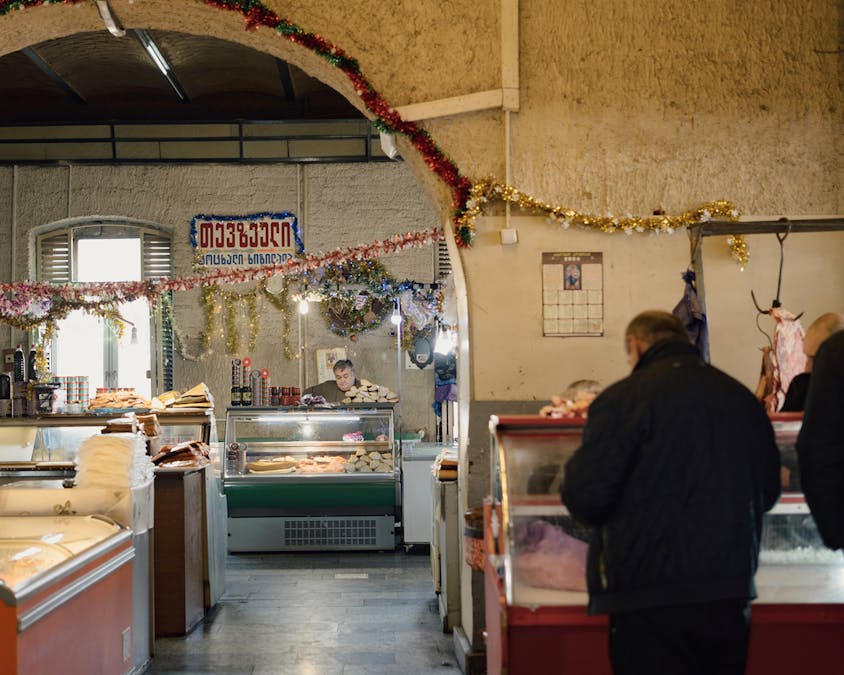 Op deze markt in Tbilisi hebben de meeste verkopers weinig op met de Europese Unie. De tijd lijkt hier stil te staan, met kraampjes die door ouderen worden gerund.