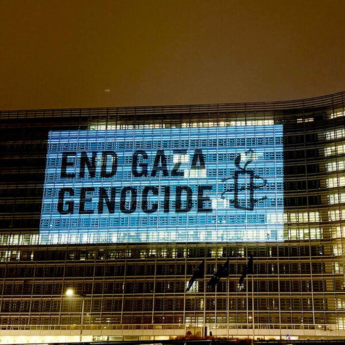 Amnesty projecteerde End Gaza Genocide op het gebouw van de EU-Commissie in Brussel om een boodschap af te geven aan de EU-leiders om meer actie te ondernemen om Israëls genocide te stoppen.