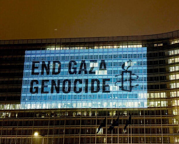 Amnesty projecteerde End Gaza Genocide op het gebouw van de EU-Commissie in Brussel om een boodschap af te geven aan de EU-leiders om meer actie te ondernemen om Israëls genocide te stoppen.