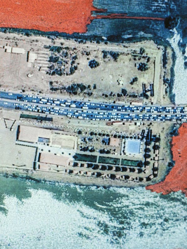 File op de Al Fatihab-brug tussen Khartoem en Omdurman, 28 september 2024. De weg wordt aan beide kanten geblokkeerd door twee tanks. Een collage van screen- shots van Google Maps.