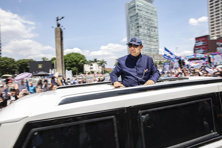 De Indonesische president Prabowo Subianto bij zijn inauguratie in Jakarta in oktober vorig jaar. ‘Leve president Prabowo!’, scanderen mensen in het publiek. © Oscar Siagian/Getty Images