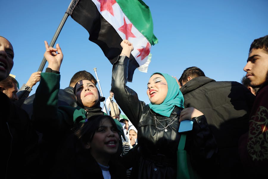 Syriërs vieren feest na de val van Assad. Ali Haj Suleiman/Getty Images