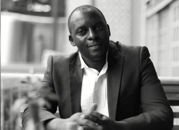 De Oegandese advocaat Eron Kiiza is mishandeld en heeft 9 maanden cel gekregen voor minachting van de rechtbank. Hij deed enkel zijn werk. De regering wil hem dwarsbomen omdat hij politieke tegenstanders verdedigt.