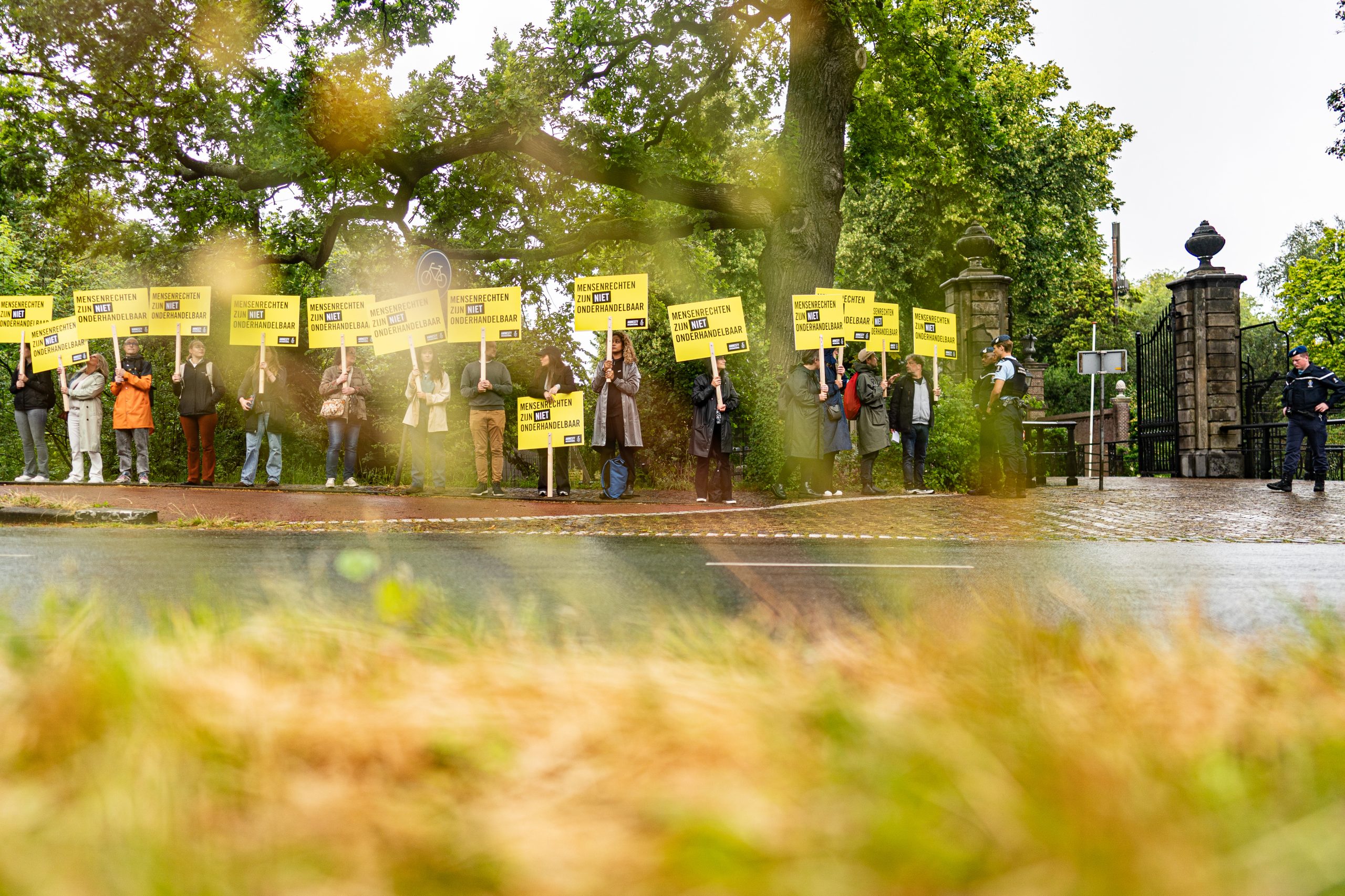 Protest Den Haag: Mensenrechten zij niet onderhandelbaar.