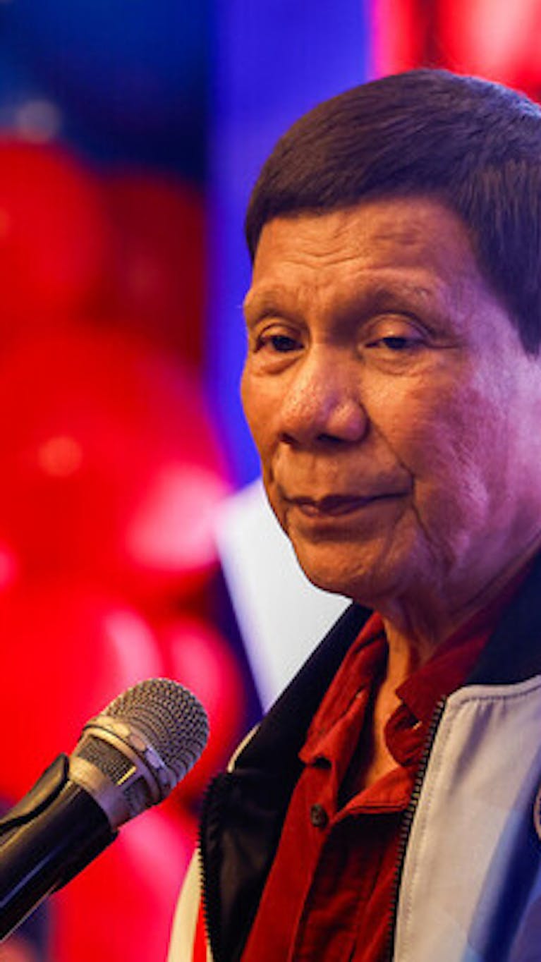 De voormalige president van de Filippijnen, Rodrigo Duterte, houdt een toespraak tijdens een verkiezingsbijeenkomst voor zijn partij Partido Demokratiko Pilipino, terwijl de campagnes voor de tussentijdse verkiezingen aan de gang zijn in een politieke context die sterk verdeeld is, in Metro Manila, Filippijnen, op 13 februari 2025. I