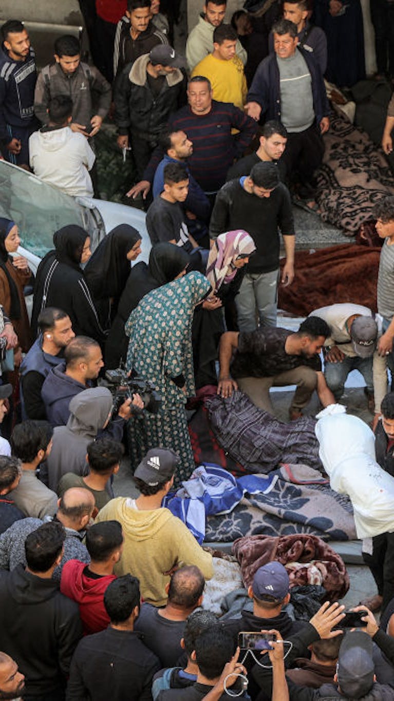 Mensen in het Ahli Arab-ziekenhuis in Gaza rouwen bij de lichamen van mensen die werden gedood bij Israëlische aanvallen op 18 maart 2025.