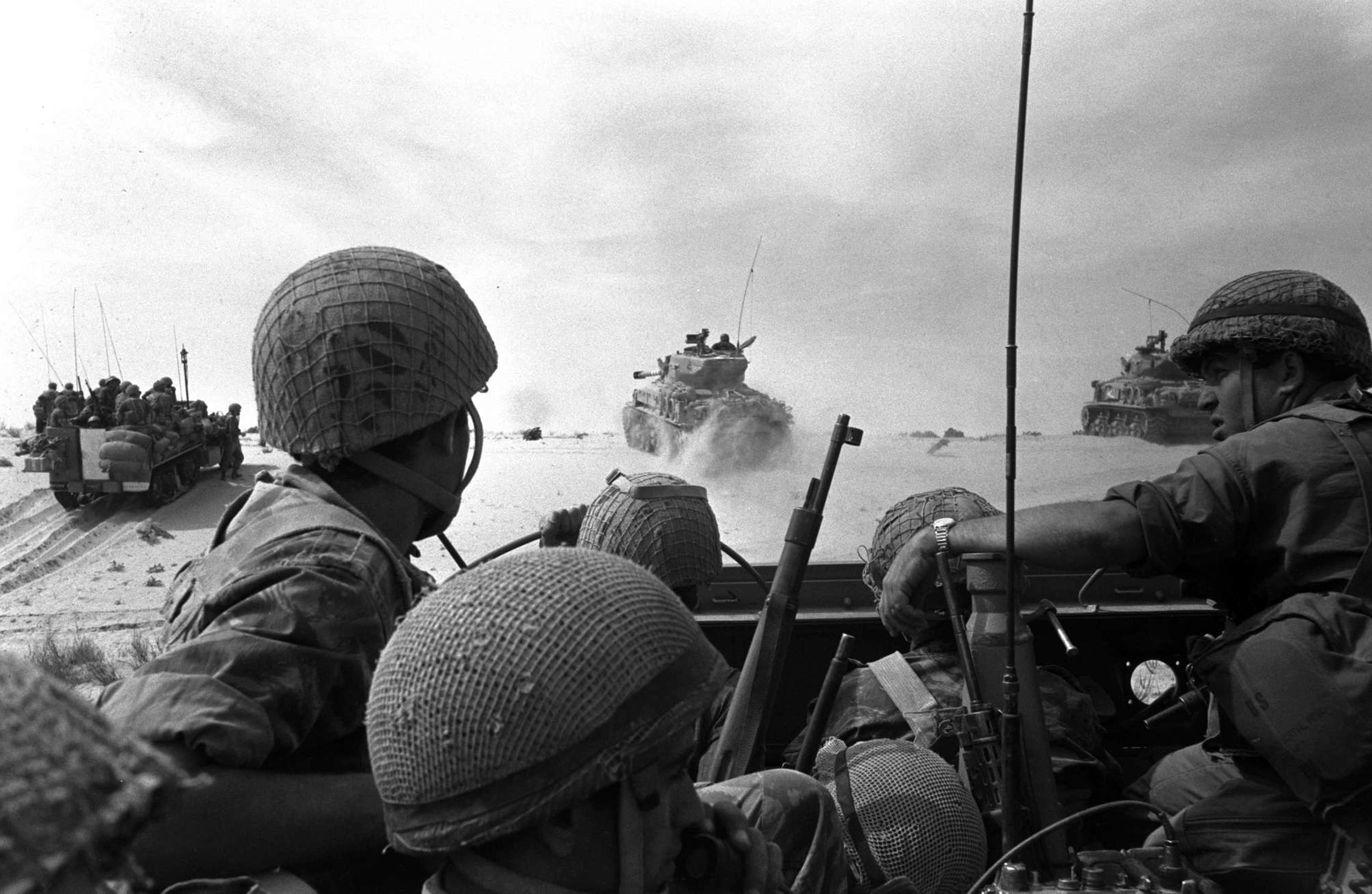 Israëlische troepen en militaire voertuigen manoeuvreren aan de rand van Rafah, in de zuidelijke Gazastrook, tijdens de oorlog in het Midden-Oosten, 5 juni 1967