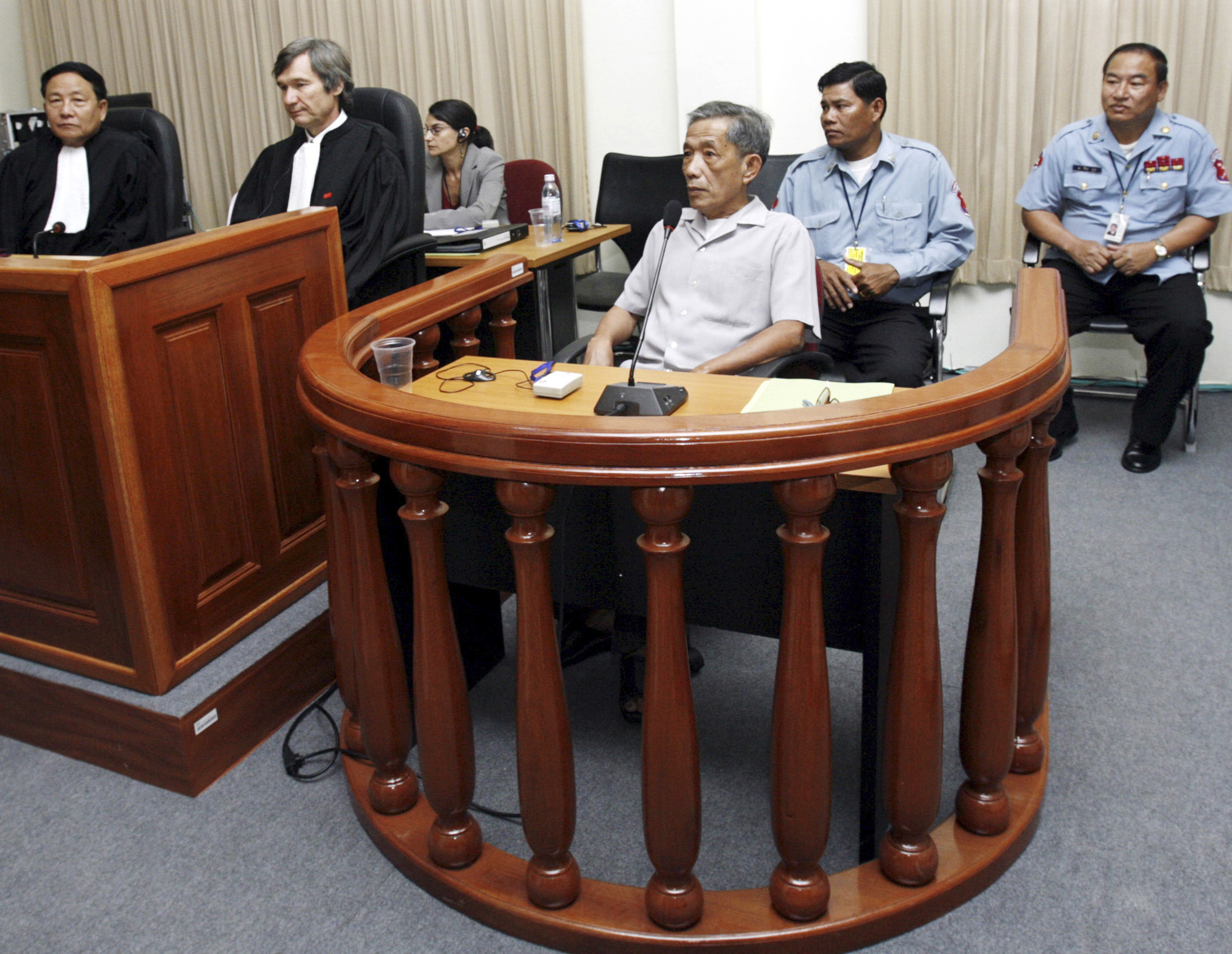 Khmer Rouge-inquisiteur Duch zit in de beklaagdenbank tijdens zijn tweede openbare verschijning bij de Buitengewone Kamers in de rechtbanken van Cambodja